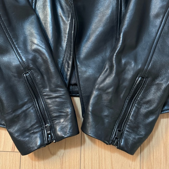 Leather jacket women’s Medium. - Picture 4 of 8